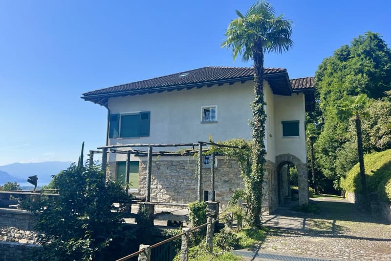 Herrschaftliche Villa mit grossem Grundstück und 180° Seesicht (58)
