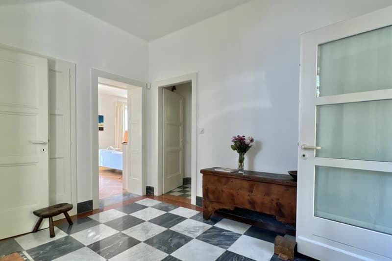 Herrschaftliche Villa mit grossem Grundstück und 180° Seesicht (46)