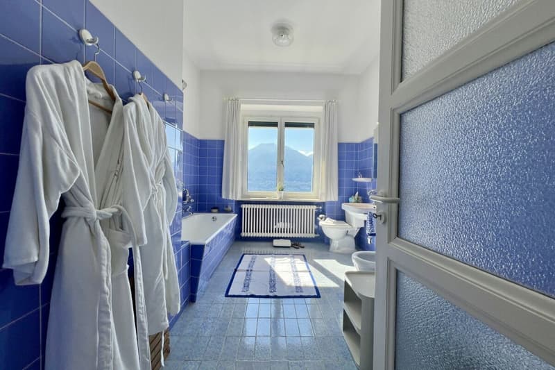 Herrschaftliche Villa mit grossem Grundstück und 180° Seesicht (31)