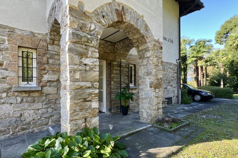 Herrschaftliche Villa mit grossem Grundstück und 180° Seesicht (45)