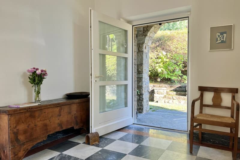 Herrschaftliche Villa mit grossem Grundstück und 180° Seesicht (55)