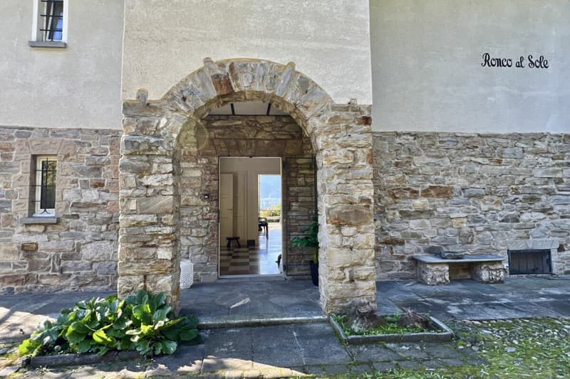 Herrschaftliche Villa mit grossem Grundstück und 180° Seesicht (56)