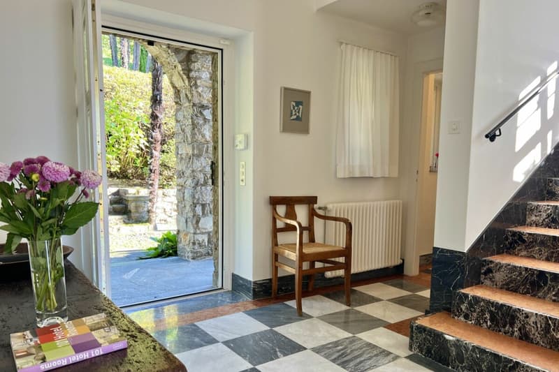 Herrschaftliche Villa mit grossem Grundstück und 180° Seesicht (26)