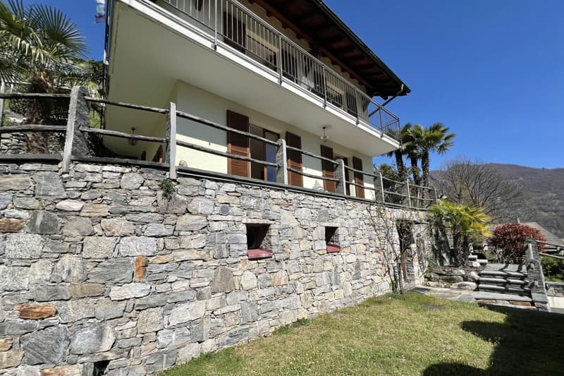 Belle maison unifamiliale dans un endroit ensoleillé avec un grand jardin, vignoble privé et ascenseur (59)