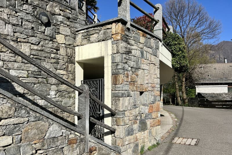 Belle maison unifamiliale dans un endroit ensoleillé avec un grand jardin, vignoble privé et ascenseur (68)