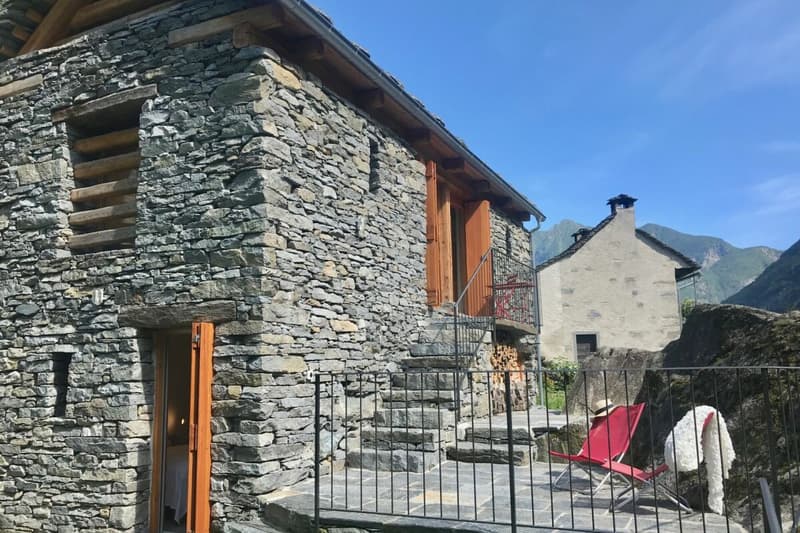 Maison de pierre charmante au milieu du vert (30)