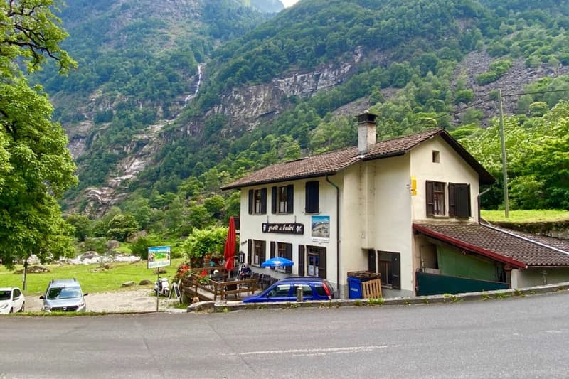 Maison de pierre charmante au milieu du vert (37)