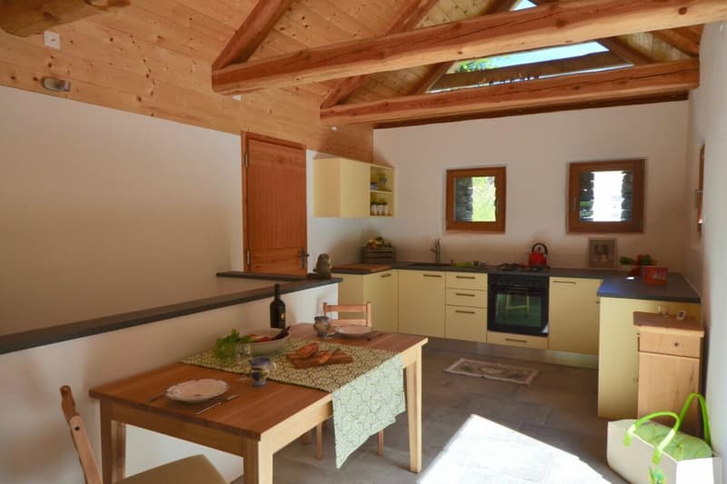 Maison de pierre charmante au milieu du vert (5)