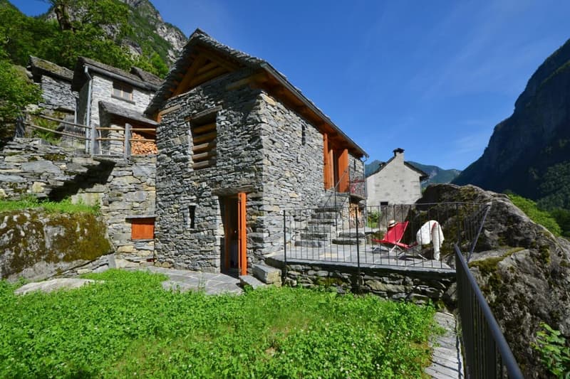 Maison de pierre charmante au milieu du vert (1)