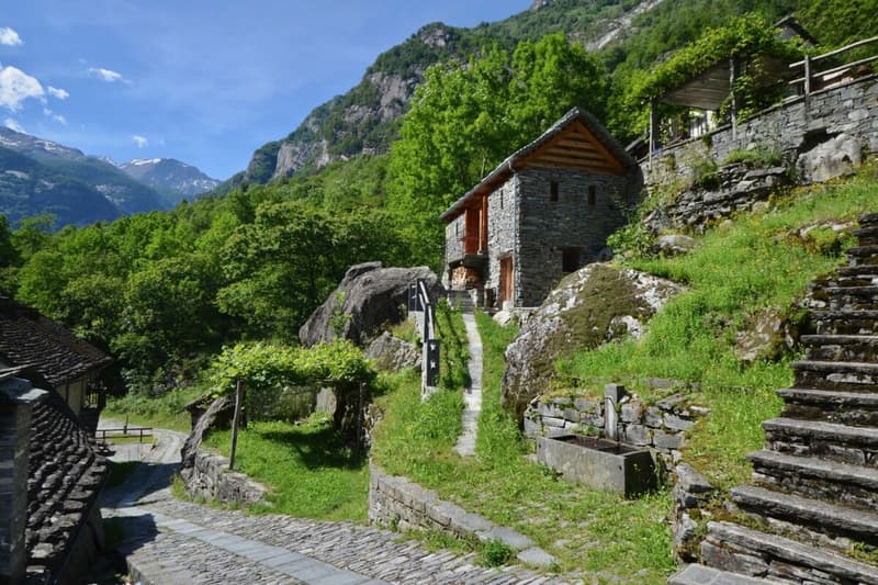 Maison de pierre charmante au milieu du vert (34)