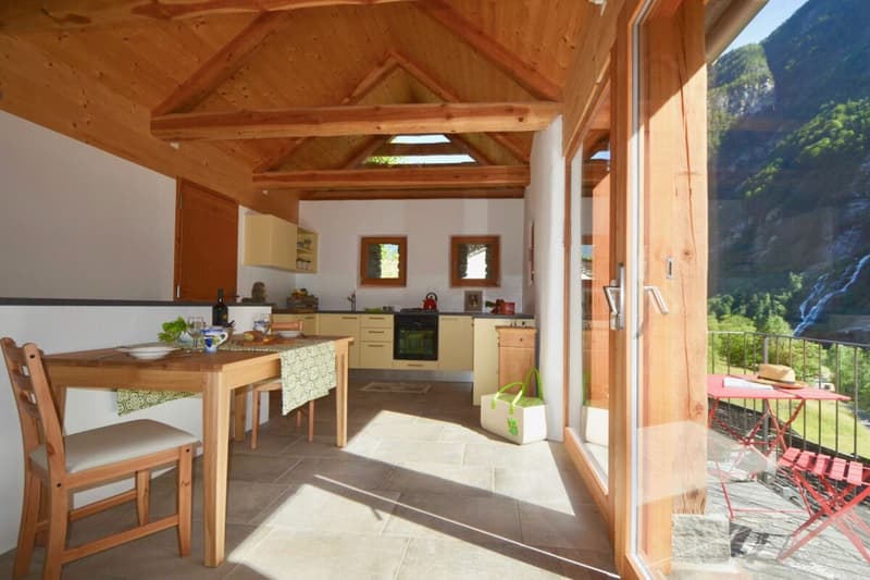 Maison de pierre charmante au milieu du vert (2)