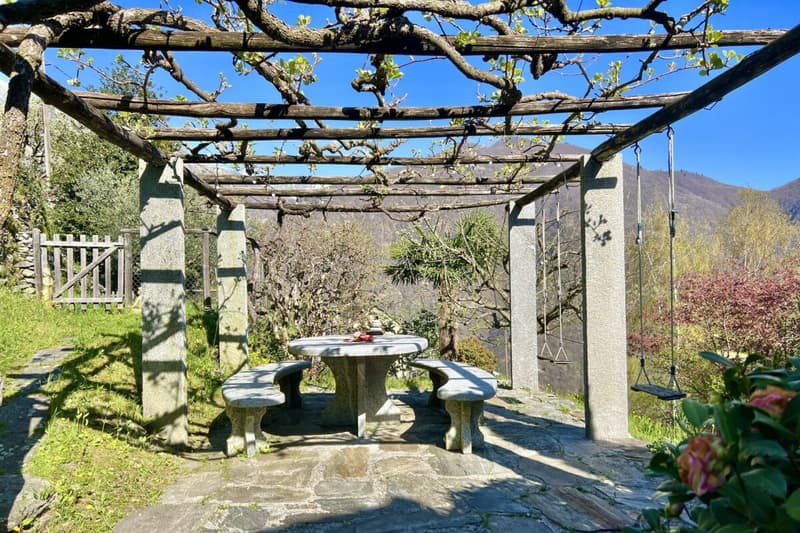 Belle maison unifamiliale dans un endroit ensoleillé avec un grand jardin, vignoble privé et ascenseur (49)