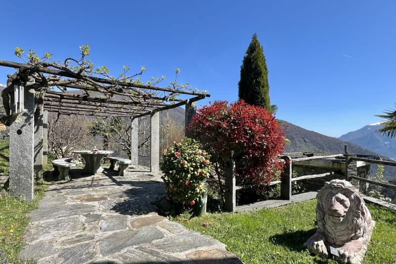 Belle maison unifamiliale dans un endroit ensoleillé avec un grand jardin, vignoble privé et ascenseur (3)