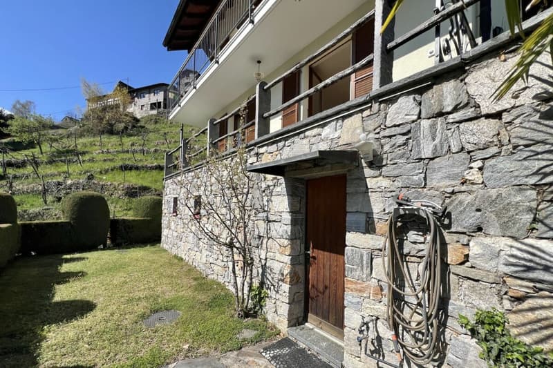 Belle maison unifamiliale dans un endroit ensoleillé avec un grand jardin, vignoble privé et ascenseur (58)
