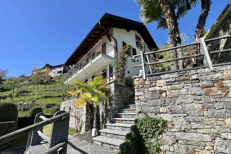 Belle maison unifamiliale dans un endroit ensoleillé avec un grand jardin, vignoble privé et ascenseur (2)