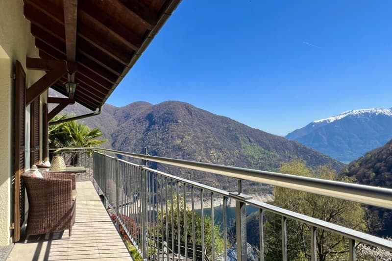 Belle maison unifamiliale dans un endroit ensoleillé avec un grand jardin, vignoble privé et ascenseur (6)