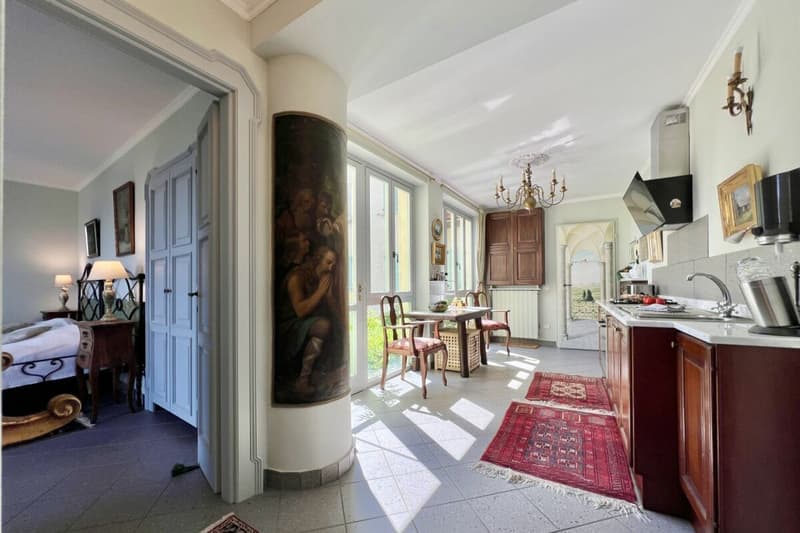 A spacious two-room flat in a refurbished building, situated in a beautiful, sunny location in Viconago-Cadegliano (25)