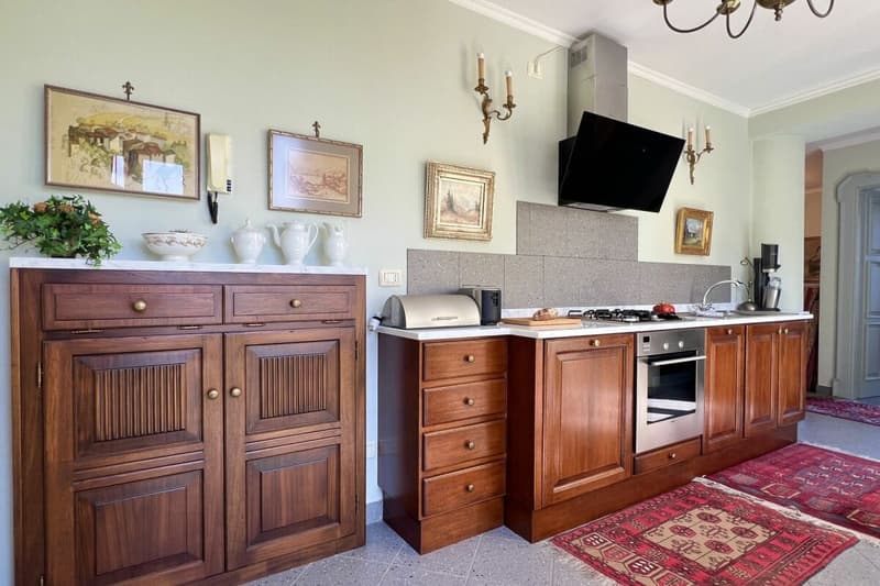 A spacious two-room flat in a refurbished building, situated in a beautiful, sunny location in Viconago-Cadegliano (4)