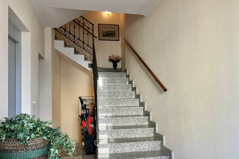 A spacious two-room flat in a refurbished building, situated in a beautiful, sunny location in Viconago-Cadegliano (31)