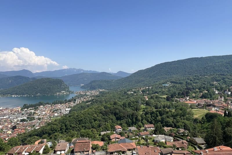 A spacious two-room flat in a refurbished building, situated in a beautiful, sunny location in Viconago-Cadegliano (10)