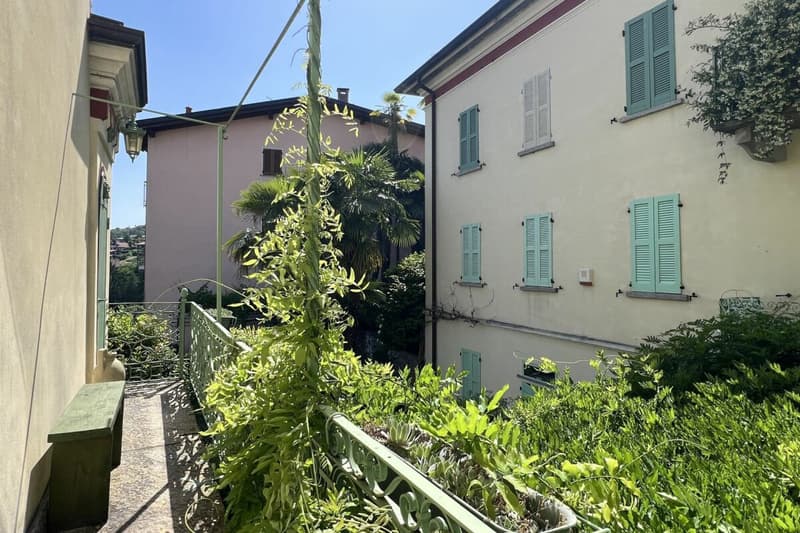 A spacious two-room flat in a refurbished building, situated in a beautiful, sunny location in Viconago-Cadegliano (27)