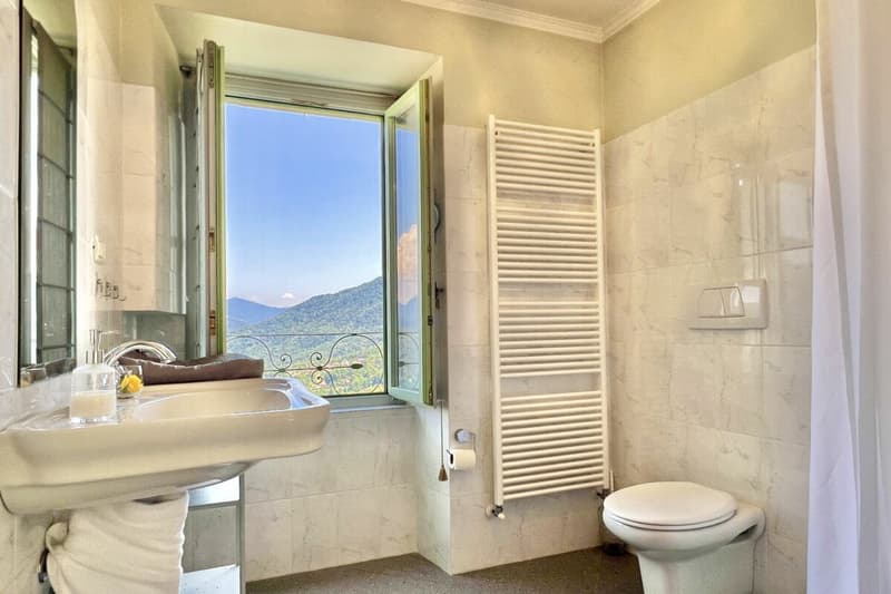 A spacious two-room flat in a refurbished building, situated in a beautiful, sunny location in Viconago-Cadegliano (21)