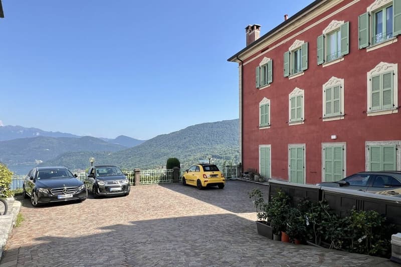 A spacious two-room flat in a refurbished building, situated in a beautiful, sunny location in Viconago-Cadegliano (34)
