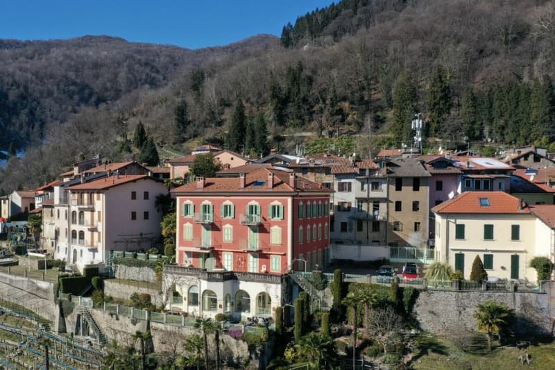 A spacious two-room flat in a refurbished building, situated in a beautiful, sunny location in Viconago-Cadegliano (36)