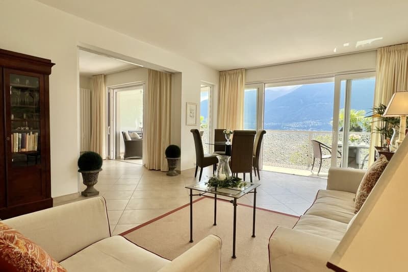 Charming 3.5 room apartment in sunny location with partial lake view and communal indoor pool (1)