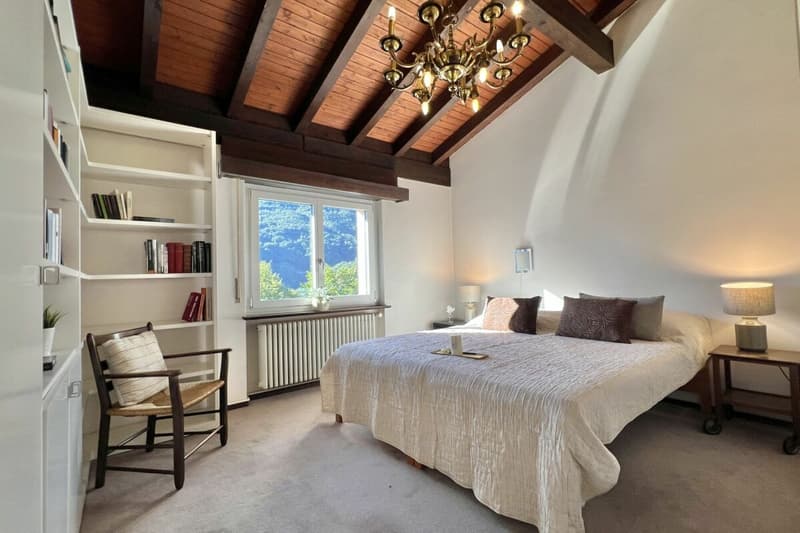 Wohnen im Grünen - Einfamilienhaus mit herrlicher Aussicht und viel Gestaltungspotenzial (4)