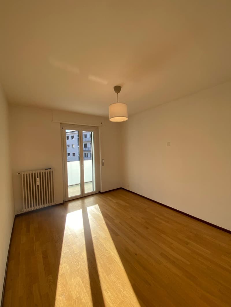 empty room, wooden floor, sliding glass doors, balcony, heater