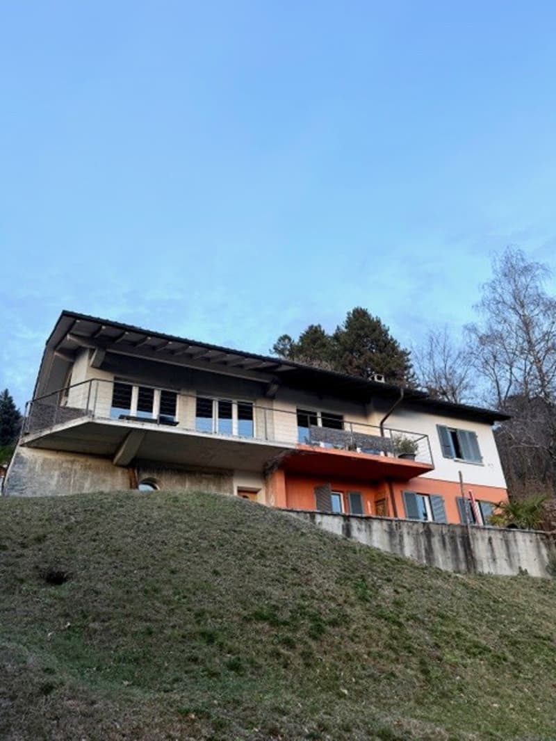 Casa unifamiliare con vista panoramica e giardino (3)