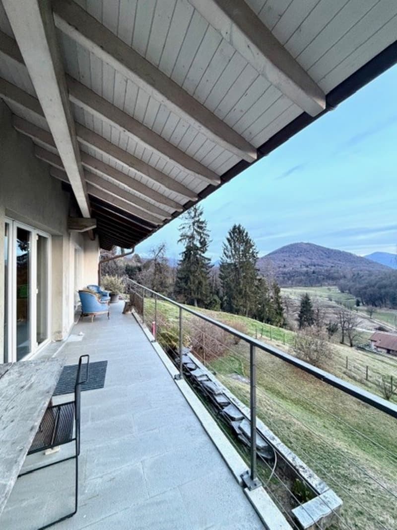 Casa unifamiliare con vista panoramica e giardino (4)