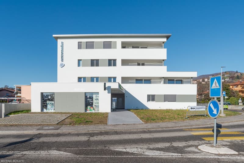 Bright Apartment with Double Service (1)