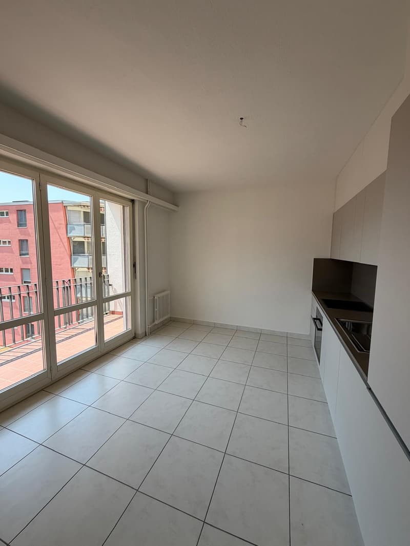 Appartamento con balcone e vista sulle montagne (2)