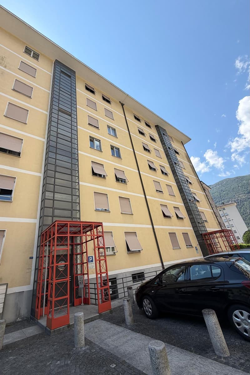 Appartamento con balcone e vista sulle montagne (13)