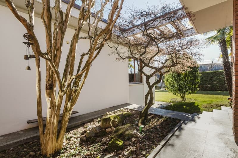 Beautiful villa immersed in its own park (15)