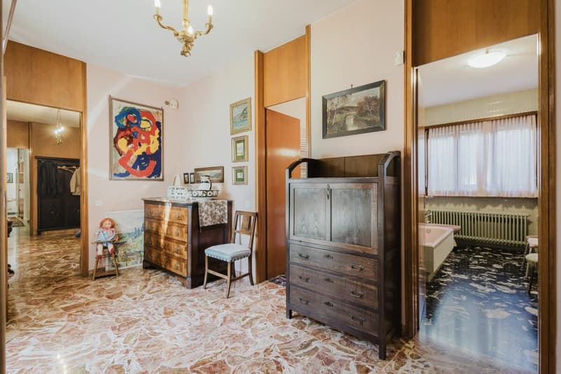 Beautiful villa immersed in its own park (11)