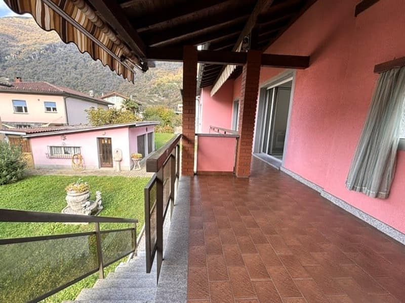 Casa bifamiliare con progetto approvato per sopraelevazione di un piano (1)