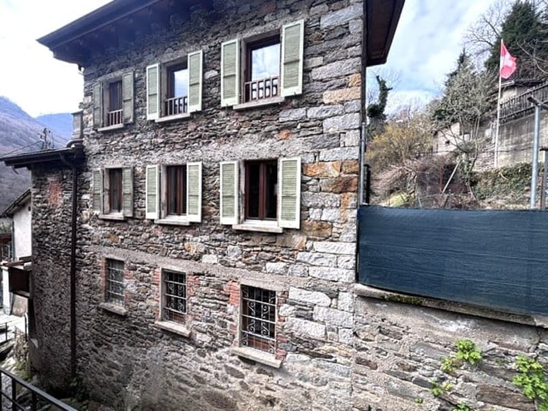 Rustic stone house in the village center (2)