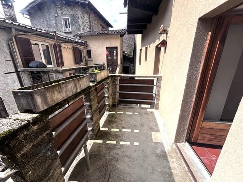 Rustic stone house in the village center (11)