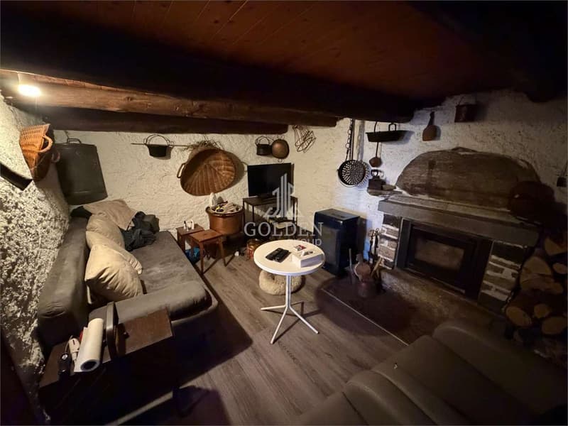 Independent rustic house with 2'000 m² of land, about 20 minutes from Gor (7)