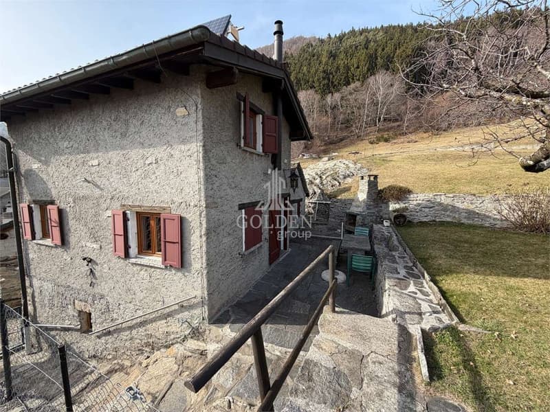 Independent rustic house with 2'000 m² of land, about 20 minutes from Gor (2)
