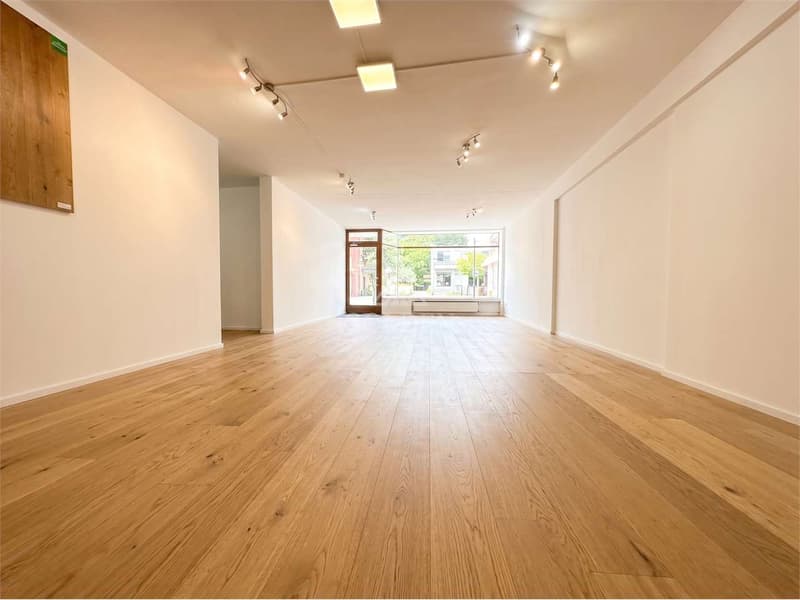 Commercial space/showroom with 4 parking spaces in strategic location (2)