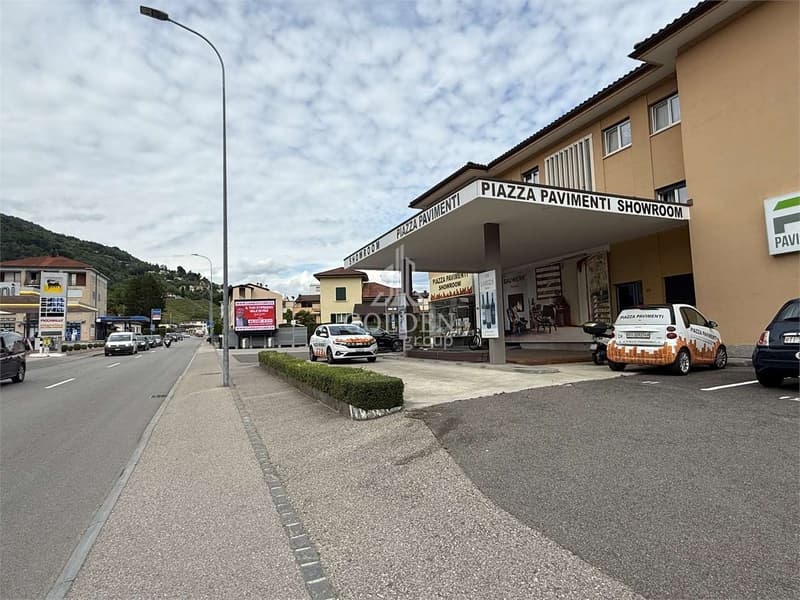 Commercial space/showroom with 4 parking spaces in strategic location (10)