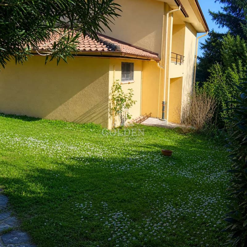 Spacious 4.5-room apartment with private garden in Tremona renovated (13)