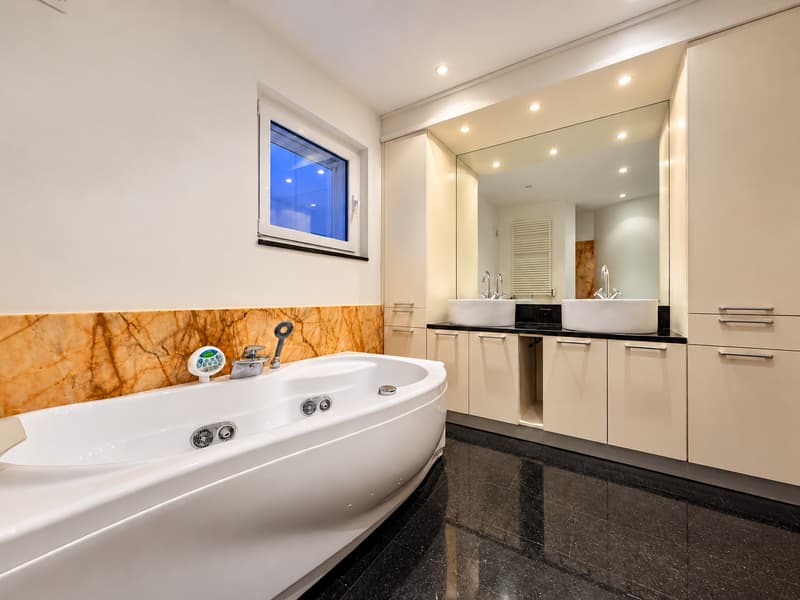 Elegante villa con vista panoramica sul lago, piscina a sfioro e giardino privato. (22)