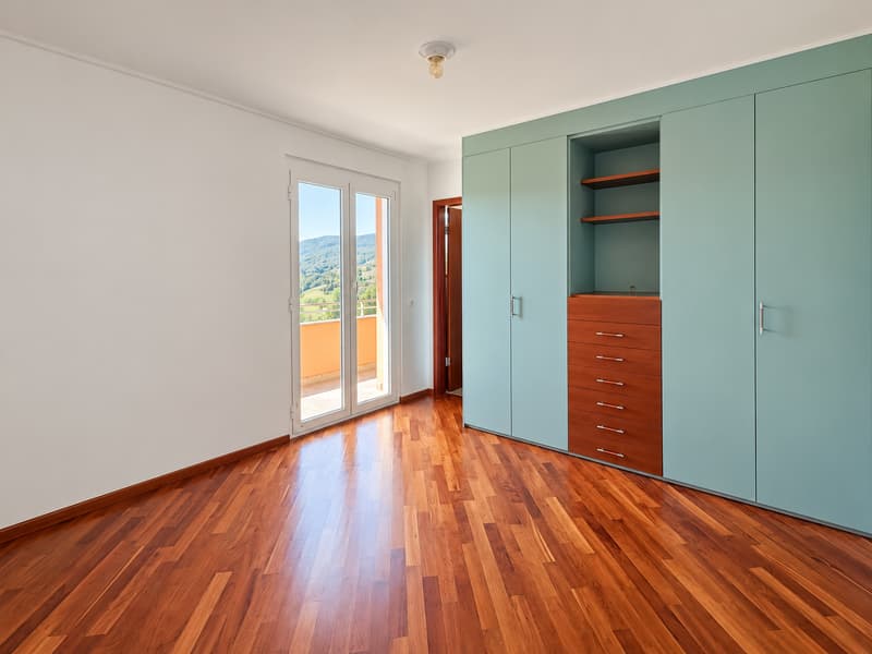 Elegante villa con vista panoramica sul lago, piscina a sfioro e giardino privato. (25)