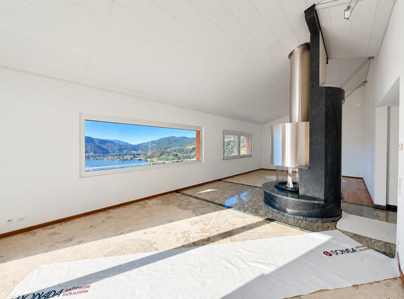 Elegante villa con vista panoramica sul lago, piscina a sfioro e giardino privato. (9)