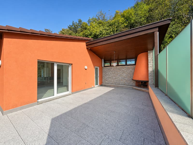 Elegante villa con vista panoramica sul lago, piscina a sfioro e giardino privato. (15)